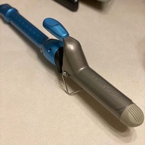 Babyliss Pro 1 1/4 inch curling iron.